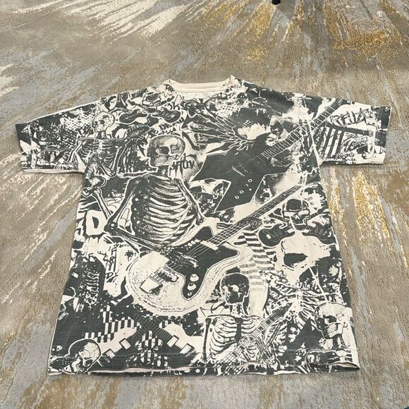 Grey Star Skull playing guitar all over print tee shirt size M in GUC - Picture 1 of 7